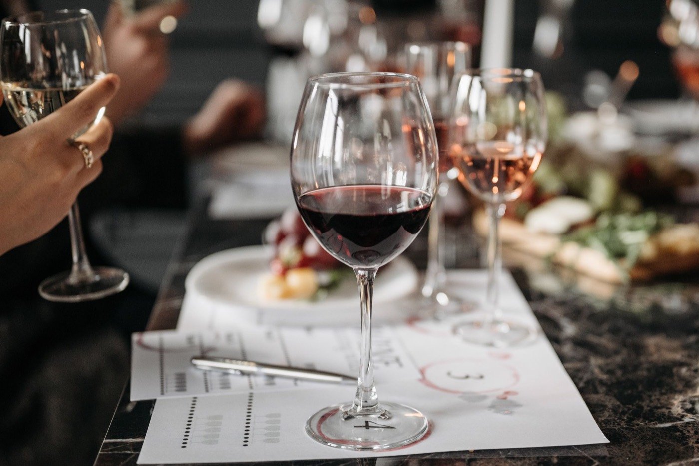 Calici di rosso a tavola